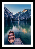 Landschafts Natur Fotografie von einem Boot auf dem Pragser Wildsee im Hochformat. Fotokunst und Bilder online kaufen. Wandbild im Rahmen