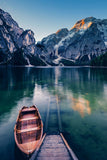 Landschafts Natur Fotografie von einem Boot auf dem Pragser Wildsee im Hochformat. Fotokunst und Bilder online kaufen. Wandbild hinter Acrylglas oder als Poster