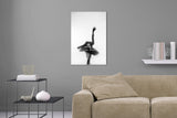 Aufgehängte Schwarz-Weiß People Fotografie von einer Ballerina die durch ein Loch in einer Folie schaut. Fotokunst und Bilder online kaufen. Wandbild hinter Acrylglas oder als Poster