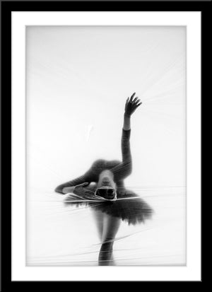 Schwarz-Weiß People Fotografie von einer Ballerina die durch ein Loch in einer Folie schaut. Fotokunst und Bilder online kaufen. Wandbild im Rahmen