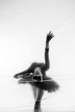 Schwarz-Weiß People Fotografie von einer Ballerina die durch ein Loch in einer Folie schaut. Fotokunst und Bilder online kaufen. Wandbild hinter Acrylglas oder als Poster