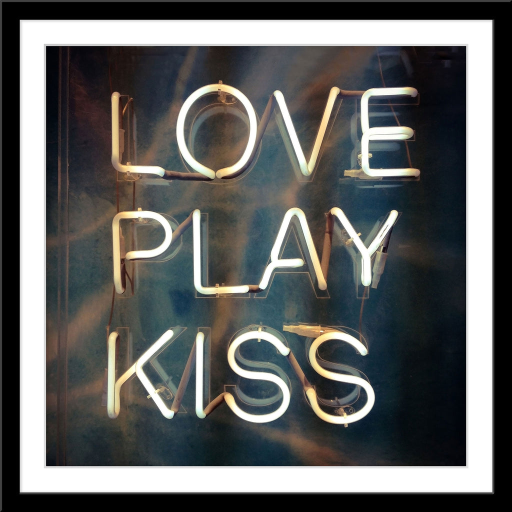 Fotografie einer Typografie Leuchtreklame  mit den Worten Love Play Kiss. Fotokunst und Bilder online kaufen. Wandbild im Rahmen