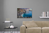 Aufgehängte  Landschafts Fotografie der Stadt Manarola in der Dämmerung. Fotokunst und Bilder online kaufen. Wandbild hinter Acrylglas oder als Poster