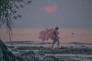 People Fotografie von einer Frau im Bikini am Stand mit vielen rosa Luftballons. Fotokunst und Bilder online kaufen. Wandbild hinter Acrylglas oder als Poster