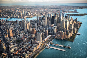 Stadt Architektur Fotografie der Insel Manhattan in New York von oben. Fotokunst und Bilder online kaufen. Wandbild hinter Acrylglas oder als Poster
