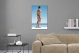Aufgehängte People Fotografie von einem muskulösen nackten Mann von hinten mit Blick aufs Meer im Hochformat. Fotokunst und Bilder online kaufen. Wandbild hinter Acrylglas oder als Poster