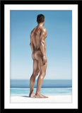 People Fotografie von einem muskulösen nackten Mann von hinten mit Blick aufs Meer im Hochformat. Fotokunst und Bilder online kaufen. Wandbild im Rahmen