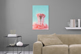 Aufgehängte Abstrakte Natur Fotografie einer schmelzenden rosa Blume vor Türkisen Hintergrund. Fotokunst und Bilder online kaufen. Wandbild hinter Acrylglas oder als Poster