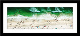 Natur People Fotografie vom Strand in Miami mit vielen Menschen von oben im Panorama Format. Fotokunst und Bilder online kaufen. Wandbild im Rahmen