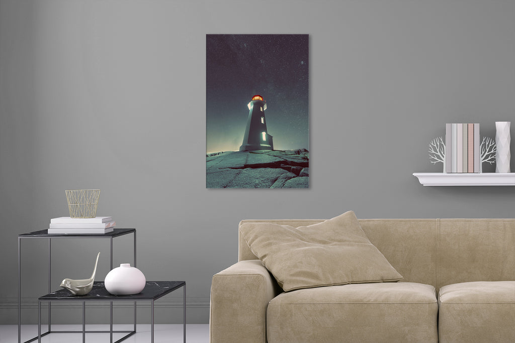 Aufgehängte Architektur Nacht Fotografie von einem Leuchtturm vor einem Nachthimmel im Hochformat. Fotokunst und Bilder online kaufen. Wandbild hinter Acrylglas oder als Poster