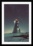 Architektur Nacht Fotografie von einem Leuchtturm vor einem Nachthimmel im Hochformat. Fotokunst und Bilder online kaufen. Wandbild im Rahmen