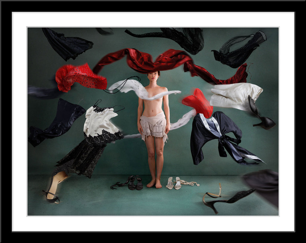 People Fotografie von einer nackten Frau vor der Kleidung fliegt. Fotokunst und Bilder online kaufen. Wandbild im Rahmen