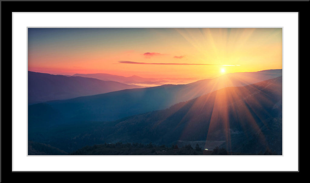 Natur Landschafts Fotografie einer, hinter den Bergen aufgehende, Sonne im Panorama Format. Fotokunst und Bilder online kaufen. Wandbild im Rahmen