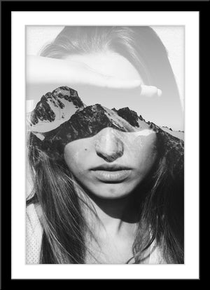 People Landschafts Fotografie Komposing von einer schönen Frau und Bergen in Schwarz-Weiß. Fotokunst und Bilder online kaufen. Wandbild im Rahmen