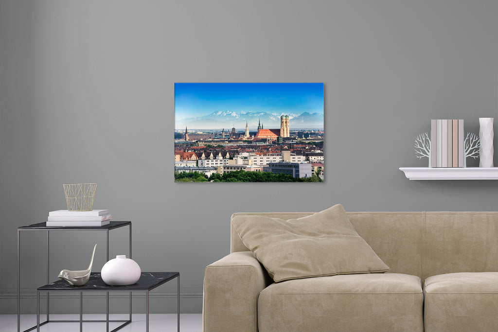 Aufgehängte Architektur Fotografie der Stadt München mit der Frauenkirche und den Alpen. Fotokunst und Bilder online kaufen. Wandbild hinter Acrylglas oder als Poster