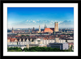 Architektur Fotografie der Stadt München mit der Frauenkirche und den Alpen. Fotokunst und Bilder online kaufen. Wandbild im Rahmen