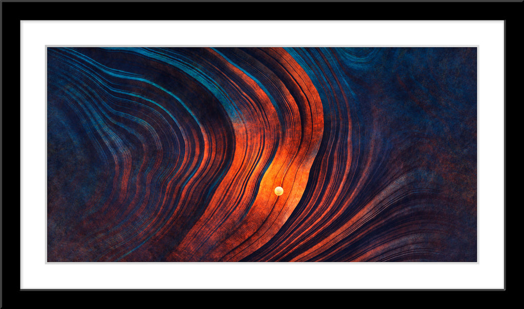 Abstrakte Fotografie von einer Lichtquelle in Rot, Blau im Panorama Format. Fotokunst und Bilder online kaufen. Wandbild im Rahmen