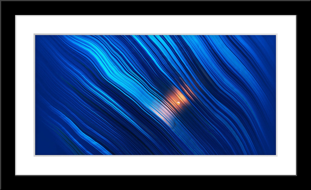 Abstrakte Fotografie von einer Lichtquelle in Blau im Panorama Format. Fotokunst und Bilder online kaufen. Wandbild im Rahmen