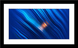 Abstrakte Fotografie von einer Lichtquelle in Blau im Panorama Format. Fotokunst und Bilder online kaufen. Wandbild im Rahmen