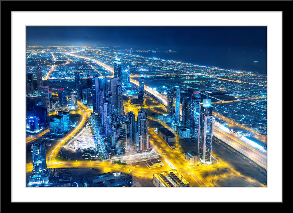 Architektur Fotografie der Stadt Dubai bei Nacht. Fotokunst und Bilder online kaufen. Wandbild im Rahmen