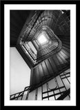 Schwarz-Weiß Architektur Fotografie von einem Treppenhaus mit Blick nach oben im Hochformat. Fotokunst und Bilder online kaufen. Wandbild im Rahmen