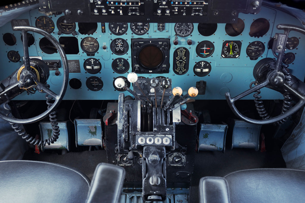 Fotografie von einem alten Flugzeug Cockpit. Fotokunst und Bilder online kaufen. Wandbild hinter Acrylglas oder als Poster