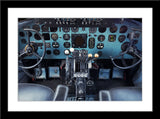 Fotografie von einem alten Flugzeug Cockpit. Fotokunst und Bilder online kaufen. Wandbild im Rahmen