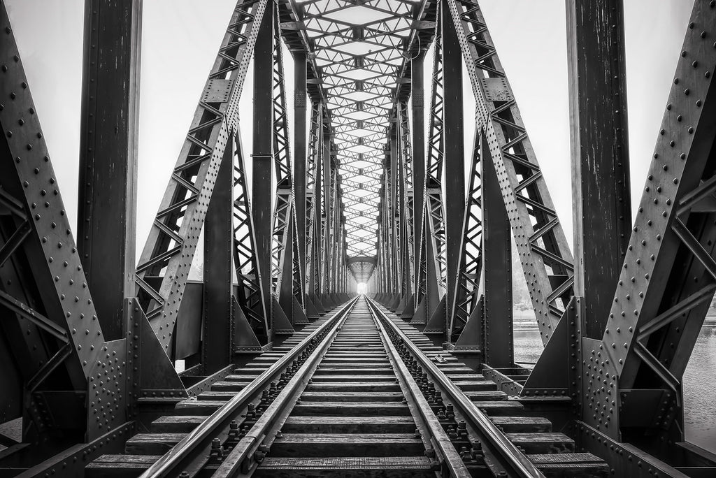 Schwarz-Weiß Architektur Fotografie von einer Zugbrücke und Schienen. Fotokunst und Bilder online kaufen. Wandbild hinter Acrylglas oder als Poster