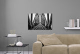 Aufgehängte Schwarz-Weiß Architektur Fotografie von einer Zugbrücke und Schienen. Fotokunst und Bilder online kaufen. Wandbild hinter Acrylglas oder als Poster
