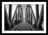 Schwarz-Weiß Architektur Fotografie von einer Zugbrücke und Schienen. Fotokunst und Bilder online kaufen. Wandbild im Rahmen