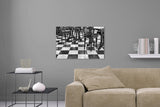Aufgehängte Schwarz-Weiß Fotografie von einem gekachelten Boden mit alten Holz Stühlen. Fotokunst und Bilder online kaufen. Wandbild hinter Acrylglas oder als Poster