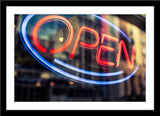 Typografie Fotografie von einem Neonschild mit dem Wort Open hinter Glas. Fotokunst und Bilder online kaufen. Wandbild im Rahmen