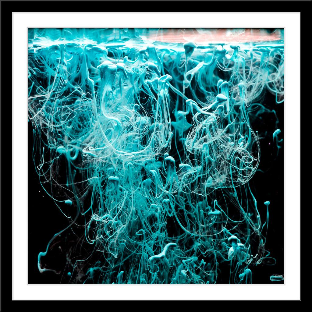 Abstrakte Fotografie von blauer Farbe in Wasser im quadratischen Format. Fotokunst und Bilder online kaufen. Wandbild im Rahmen