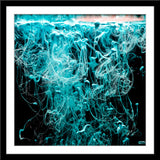 Abstrakte Fotografie von blauer Farbe in Wasser im quadratischen Format. Fotokunst und Bilder online kaufen. Wandbild im Rahmen