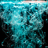 Abstrakte Fotografie von blauer Farbe in Wasser im quadratischen Format. Fotokunst und Bilder online kaufen. Wandbild hinter Acrylglas oder als Poster