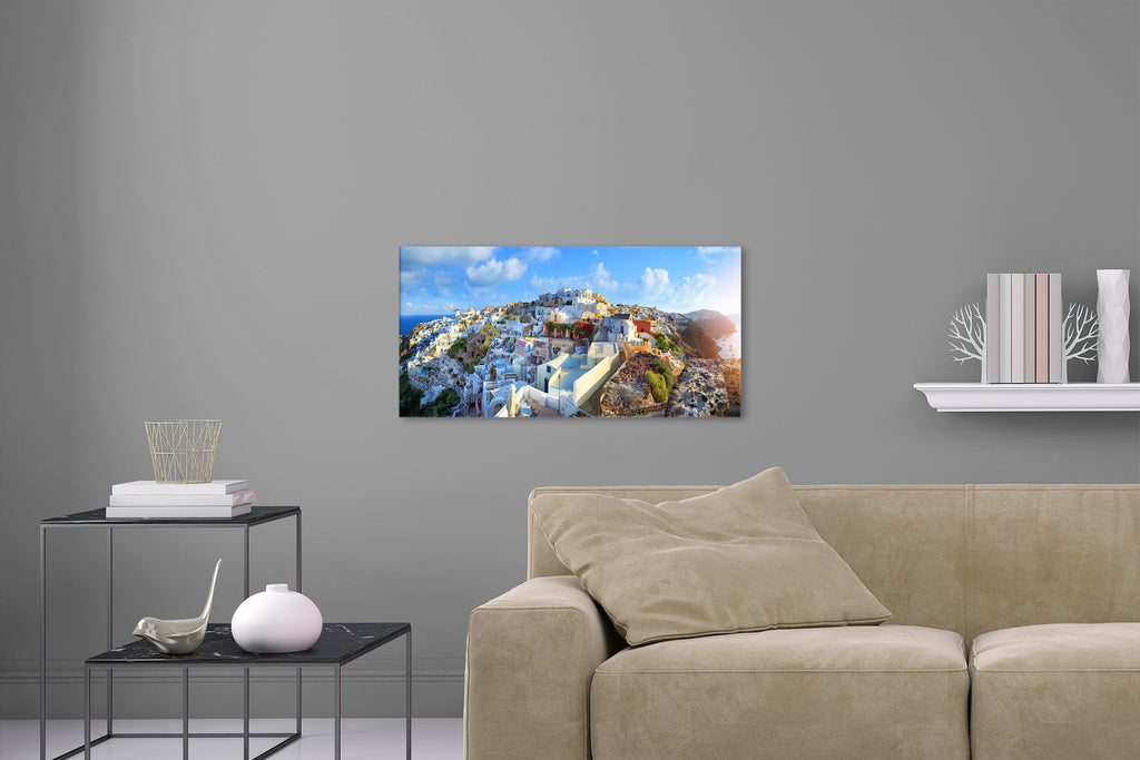 Aufgehängte Architektur Fotografie der Stadt Santorini im Panorama Format. Fotokunst und Bilder online kaufen. Wandbild hinter Acrylglas oder als Poster