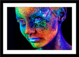 People Fotografie von einem neon Bodypainting leuchtendes Gesicht einer Frau. Fotokunst und Bilder online kaufen. Wandbild im Rahmen