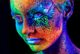 People Fotografie von einem neon Bodypainting leuchtendes Gesicht einer Frau. Fotokunst und Bilder online kaufen. Wandbild hinter Acrylglas oder als Poster