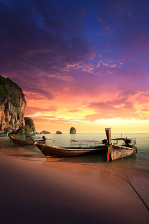 Natur Landschafts Fotografie von drei Booten am Stand einer Insel in Thailand bei Sonnenuntergang im Hochformat. Fotokunst und Bilder online kaufen. Wandbild hinter Acrylglas oder als Poster