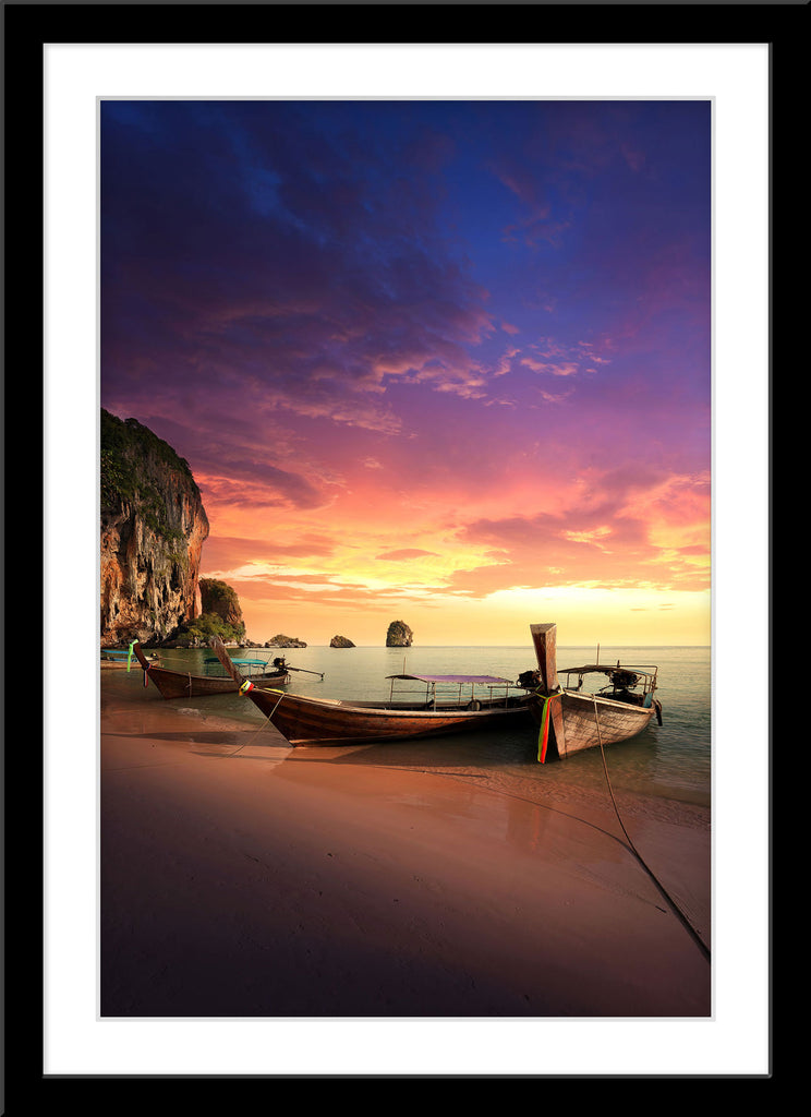 Natur Landschafts Fotografie von drei Booten am Stand einer Insel in Thailand bei Sonnenuntergang im Hochformat. Fotokunst und Bilder online kaufen. Wandbild im Rahmen
