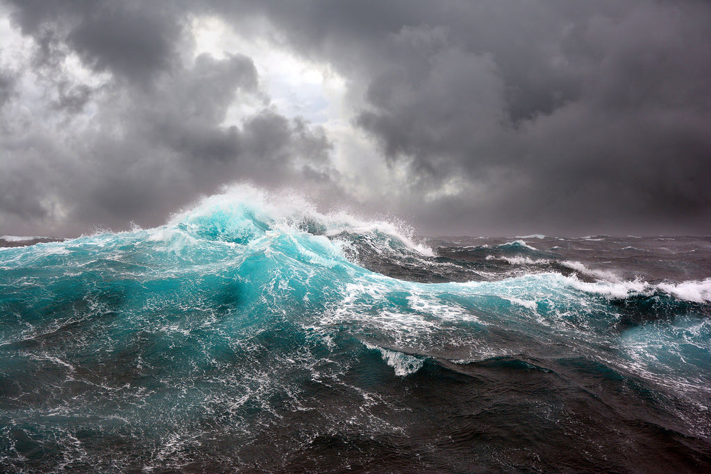 Natur Fotografie von einer Welle auf dem Meer bei Sturm. Fotokunst und Bilder online kaufen. Wandbild hinter Acrylglas oder als Poster