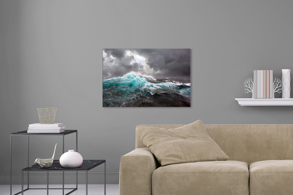 Aufgehängte Natur Fotografie von einer Welle auf dem Meer bei Sturm. Fotokunst und Bilder online kaufen. Wandbild hinter Acrylglas oder als Poster