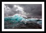 Natur Fotografie von einer Welle auf dem Meer bei Sturm. Fotokunst und Bilder online kaufen. Wandbild im Rahmen