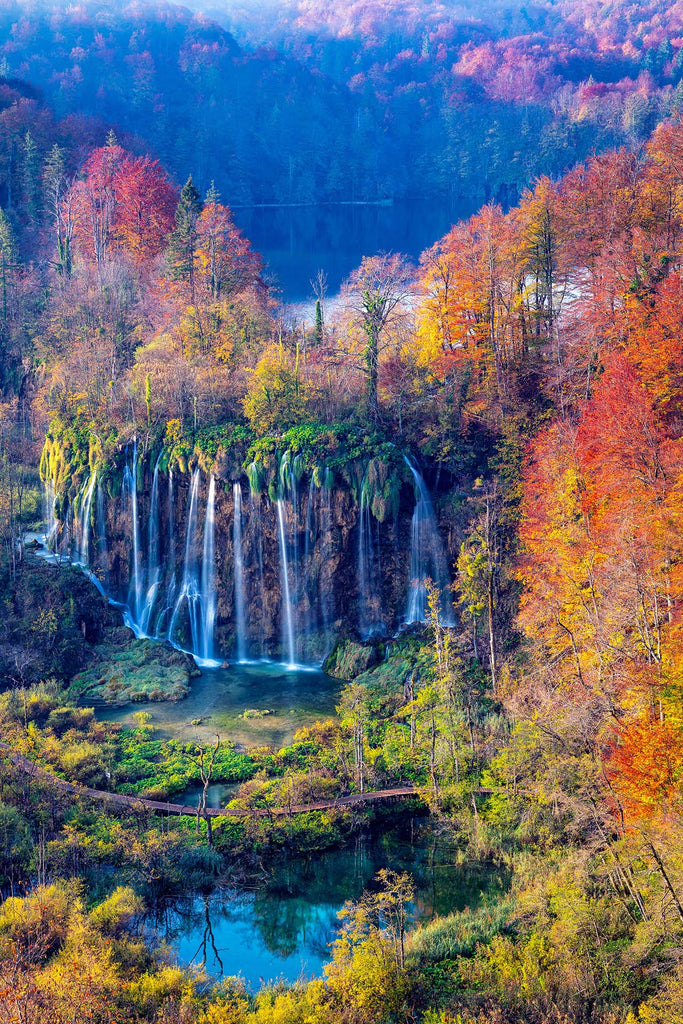 Natur Landschafts Fotografie der Plitvicer Seen und Wasserfall im Herbst  im Hochformat. Fotokunst und Bilder online kaufen. Wandbild hinter Acrylglas oder als Poster