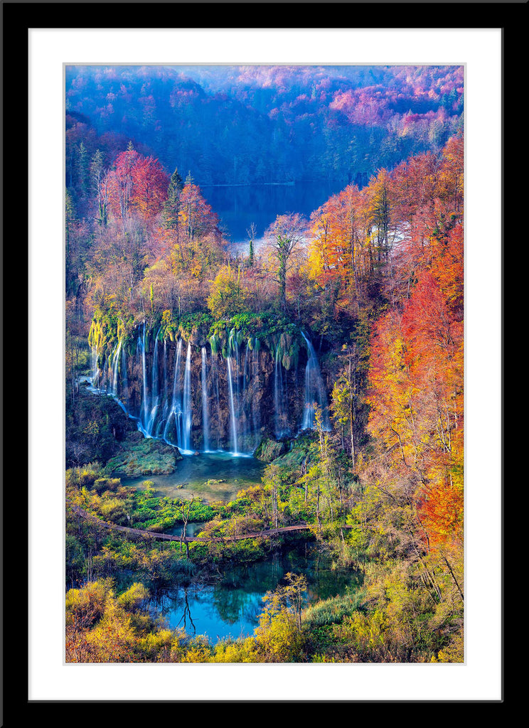Natur Landschafts Fotografie der Plitvicer Seen und Wasserfall im Herbst  im Hochformat. Fotokunst und Bilder online kaufen. Wandbild im Rahmen