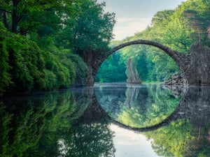 Natur Landschafts Fotografie der Rakotzbrücke und der Spiegelung im Wasser. Fotokunst und Bilder online kaufen. Wandbild hinter Acrylglas oder als Poster