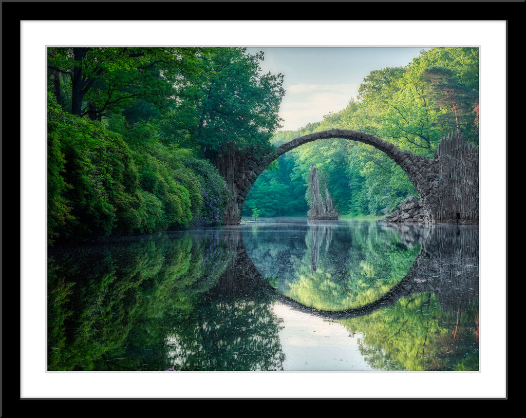 Natur Landschafts Fotografie der Rakotzbrücke und der Spiegelung im Wasser. Fotokunst und Bilder online kaufen. Wandbild im Rahmen