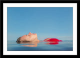 People Fotografie von einer auf dem Wasser liegenden Frau mir roten Bikini. Fotokunst und Bilder online kaufen. Wandbild im Rahmen