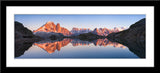 Landschafts Natur Fotografie von einer Bergkette, die sich in einem Bergsee spiegelt im Panorama Format. Fotokunst und Bilder online kaufen. Wandbild im Rahmen