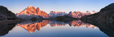Landschafts Natur Fotografie von einer Bergkette, die sich in einem Bergsee spiegelt im Panorama Format. Fotokunst und Bilder online kaufen. Wandbild hinter Acrylglas oder als Poster